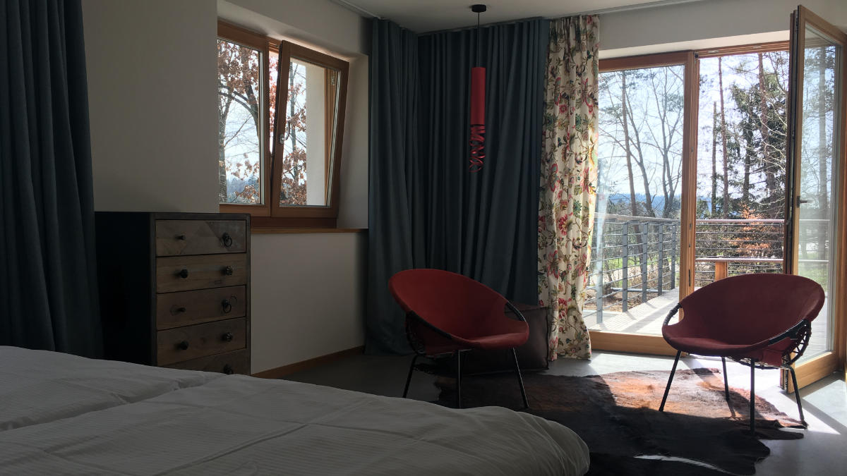 Doppelzimmer mit Bett, Kommode und zwei Stühlen