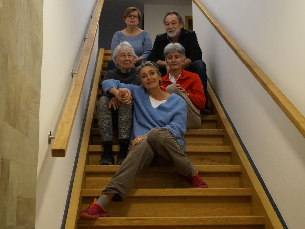Familie Würz sitzend auf der Treppe