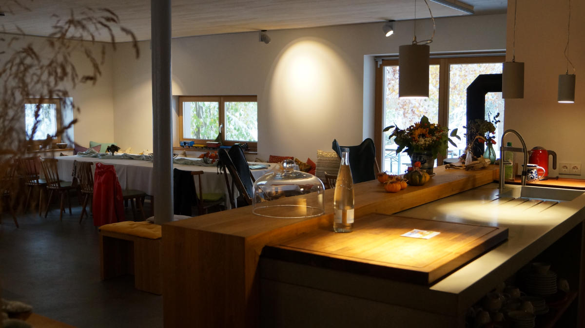 Unser kleiner Gastraum mit Bar/ Theke