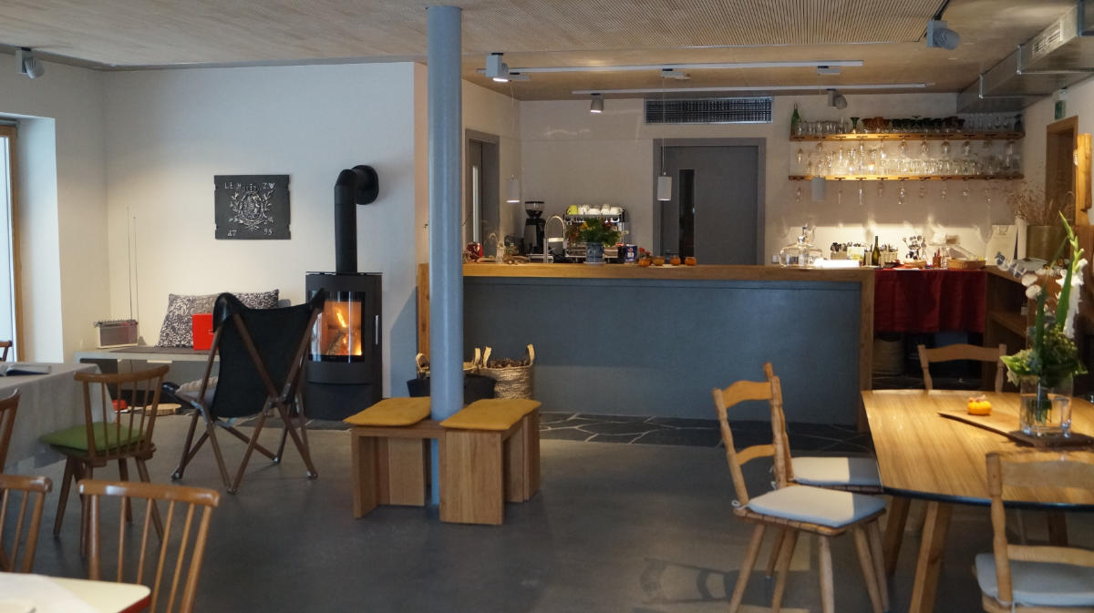 Blick in den kleinen Gastraum Richtung Theke