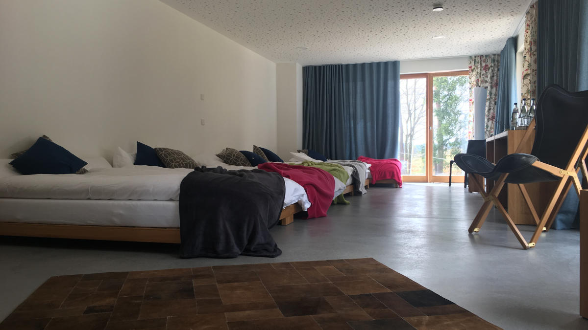 Mehrbettzimmer mit gemachten Betten