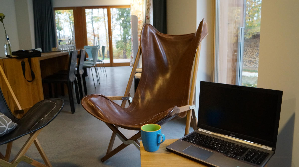 Gemütliche Arbeitsecke mit Stuhl und Laptop
