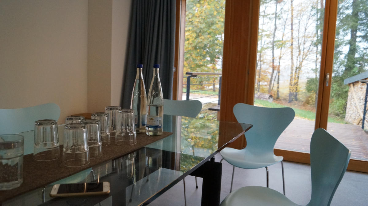 Gedeckter Tisch im kleinen Tagungsraum