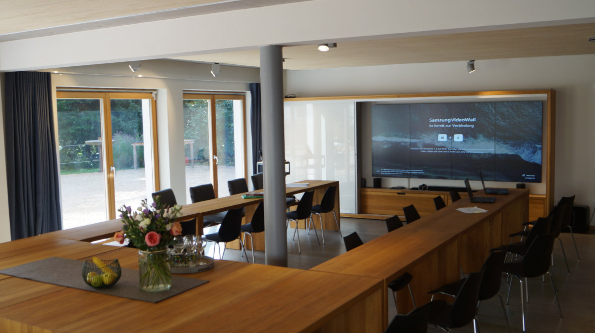 Blick auf eine Präsentation auf dem TV im Tagungsraum des Berghaus Degerfeld