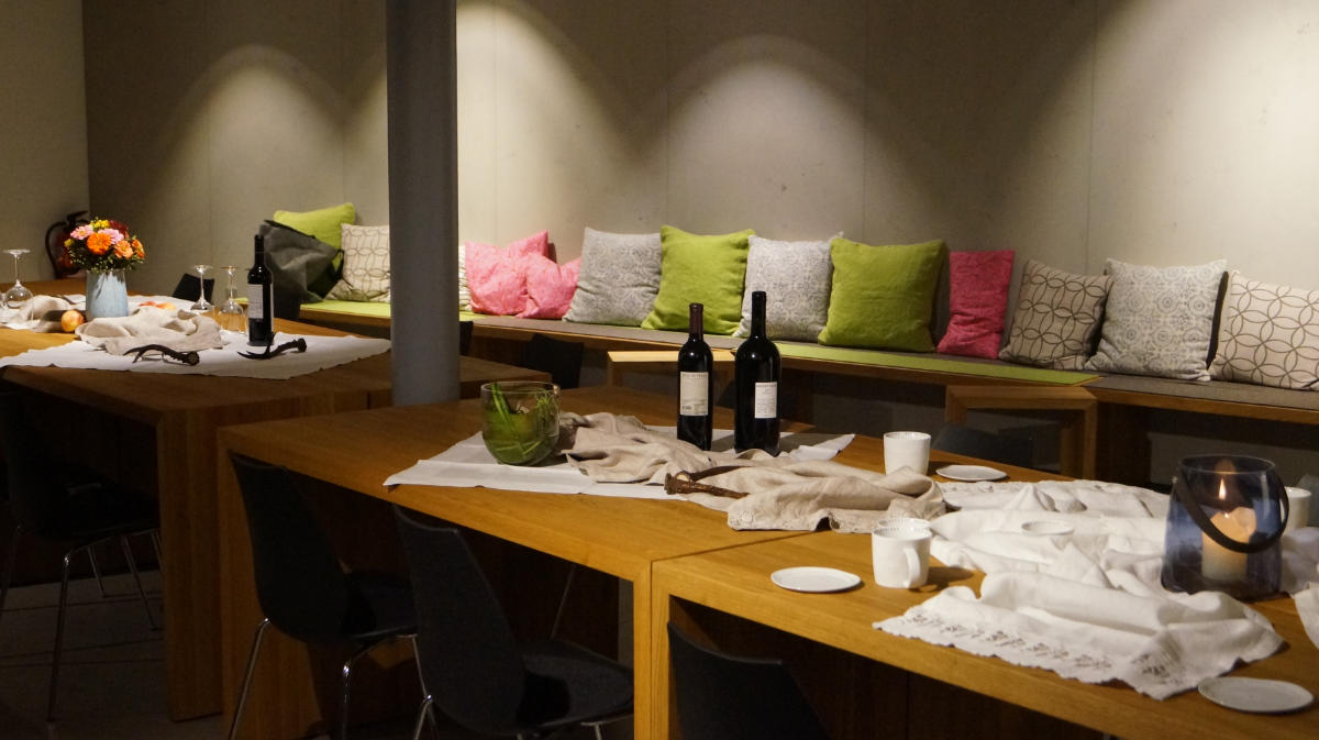 Festlich gedeckter Tisch im großen Gastraum