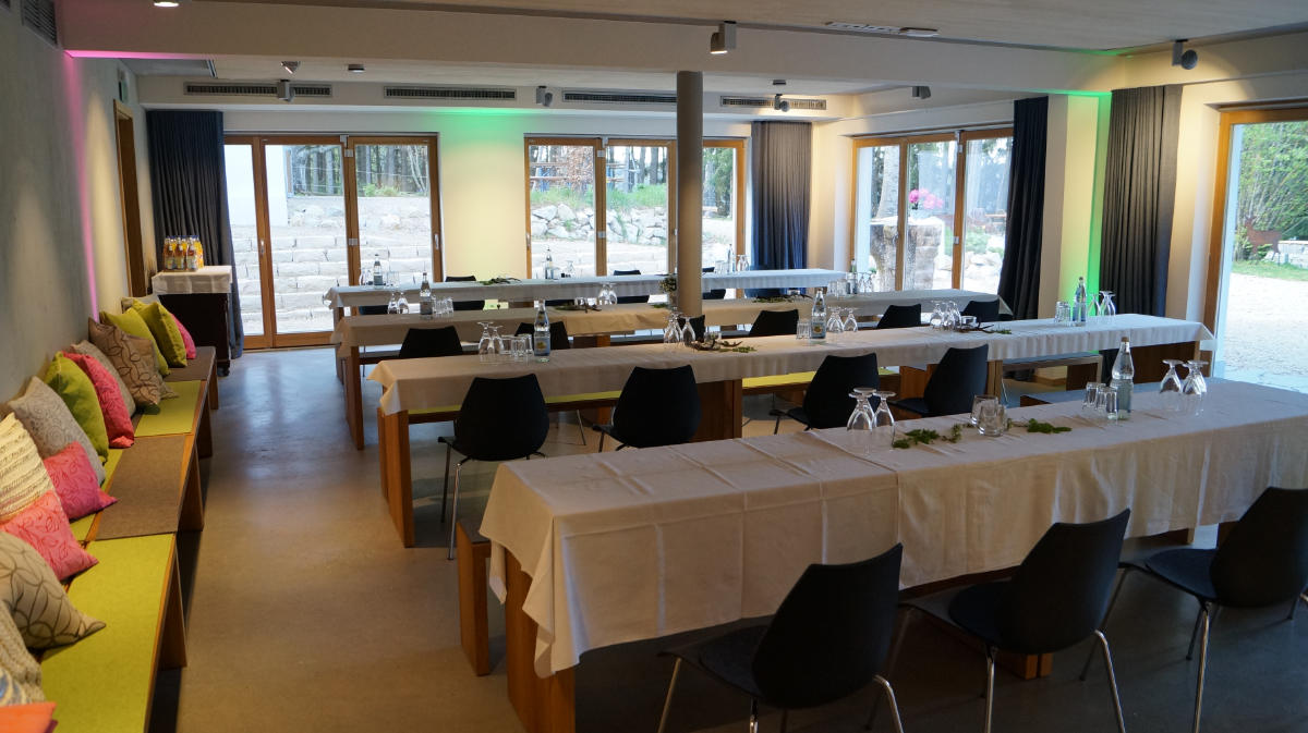 Gedeckte Tische im großen Gastraum im Berghaus Degerfeld